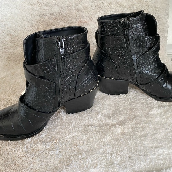 Gianni Bini crocodile look leather ankle books - Picture 4 of 7